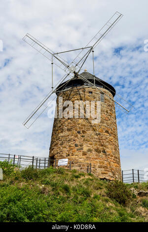 St Monans Mulino a vento sul promontorio vicino a Scottish città costiera di St Monans in East Neuk di Fife, Scozia, Regno Unito Foto Stock