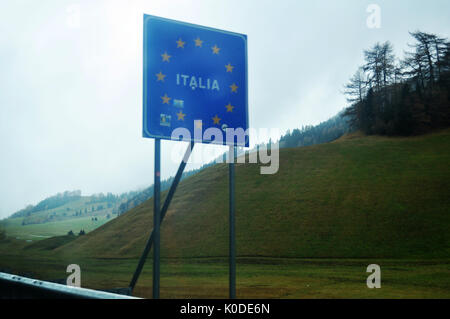 Display di segno di confine di Italia a accanto alla strada Foto Stock