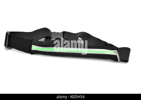 Un denaro nero cinghia con una chiusura lampo su sfondo bianco Foto Stock