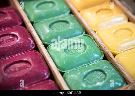 Righe colorate in stile tradizionale francese hard il sapone di Marsiglia in vista da vicino Foto Stock