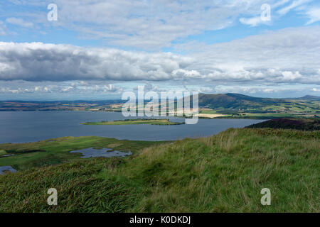 Una vista di Loch Leven da Benarty Hill, vicino Ballingry, Fife, Scozia. Foto Stock