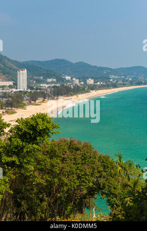 Vista diurna di Karon Beach dal segreto Cliff, Phuket, Tailandia. Foto Stock