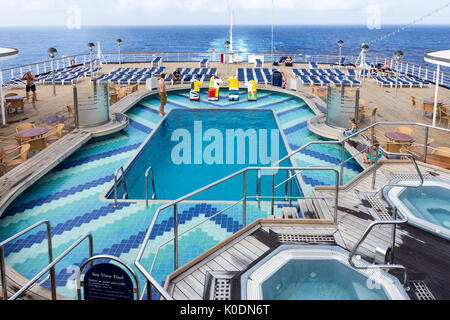 Ponte di piscina Holland America Line nave da crociera Oosterdam, Sud Pacifico Foto Stock