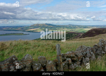 Una vista di Loch Leven da Benarty Hill, vicino Ballingry, Fife, Scozia. Foto Stock