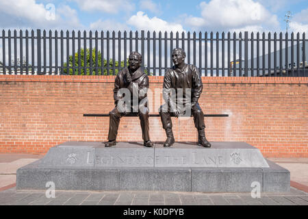 Leggende della statua di corsia. Statue di Jimmy Sirrel e Jack Wheeler a Notts County Football Ground, Meadow Lane, Nottingham, Inghilterra, Regno Unito Foto Stock