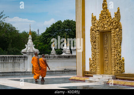 I monaci buddisti a Setkyathiha Paya tempio, Mandalay Myanmar Foto Stock