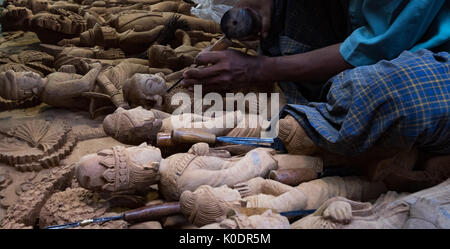 Mano di legno-carving del tempio statue in Mandalay, Myanmar Foto Stock