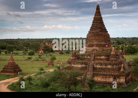 Pagods e templi nel sito del Patrimonio Mondiale di Bagan, Myanmar Foto Stock