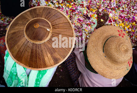 Le donne con i tradizionali di bambù e di cappelli di paglia nel Lago Inle, Myanmar Foto Stock