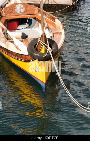 Close up di prua di una DG ajsa un Maltese raditional acqua taxi ormeggiata nel porto di La Valletta a Malta Foto Stock