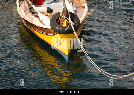 Close up di prua di una DG ajsa un Maltese raditional acqua taxi ormeggiata nel porto di La Valletta a Malta Foto Stock