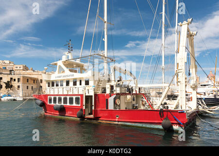 La barca di U Navigator un Dive sostegno nave ormeggiata in porto Grand Harbour a Birgu Malta Foto Stock