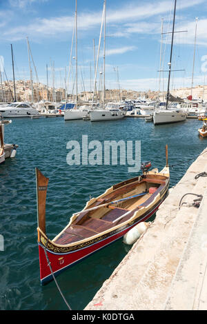 Close up di prua di una DG ajsa un Maltese raditional acqua taxi ormeggiata nel porto di La Valletta a Malta Foto Stock