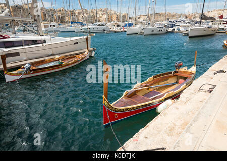 Close up di prua di una DG ajsa un Maltese raditional acqua taxi ormeggiata nel porto di La Valletta a Malta Foto Stock