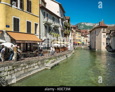 Annecy (sud-est della Francia): edifici sulle rive del fiume Thiou Città Foto Stock