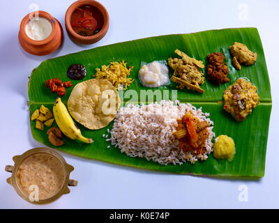 Onam Sadya in banana leaf servita in Kerala Foto Stock