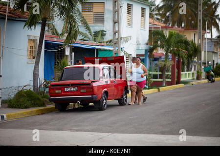 Lada cubano Riva ripartiti ed essendo fissata a Varadero, Cuba, un isola dei Caraibi nazione sotto il dominio comunista Foto Stock
