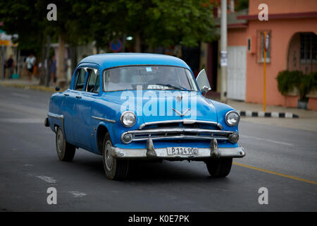 Blu cubano classico auto taxi a Varadero, Cuba, un isola dei Caraibi nazione sotto il dominio comunista Foto Stock