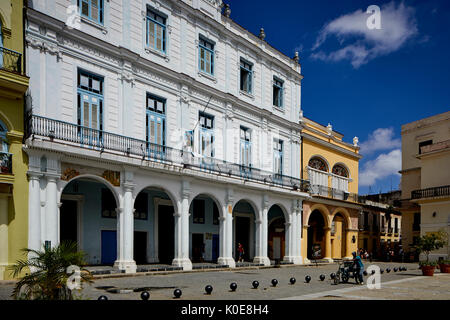 Capitale Havana in Cuba, turistico cubano landmark colorata Vecchia Piazza della Città Vecchia Foto Stock