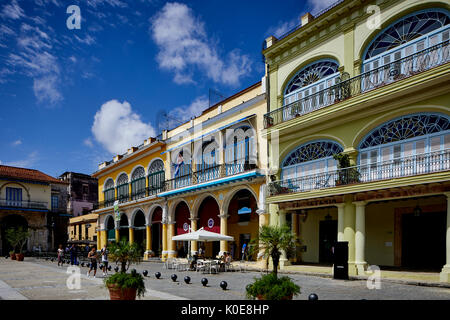 Capitale Havana in Cuba, turistico cubano landmark colorata Vecchia Piazza della Città Vecchia Foto Stock