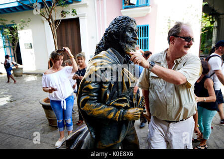 Capitale Havana, Cuba, cubano nella città vecchia statua di El Caballero de Paris (il gentiluomo di Parigi). rub la sua barba per fortuna Foto Stock