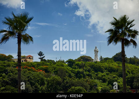 Cubano, Cuba, capitale del Cristo di Havana grande scultura raffigurante Gesù di Nazaret sulla cima di una collina che si affaccia sulla baia dello scultore Jilma Madera Foto Stock