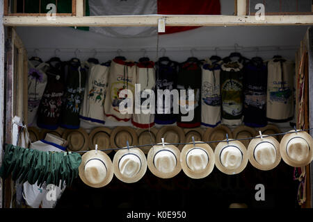 Cubano, Cuba, capitale Havana linea di Panama cappelli in vendita nel negozio di articoli da regalo per i turisti Foto Stock