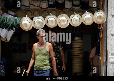 Cubano, Cuba, capitale Havana linea di Panama cappelli in vendita nel negozio di articoli da regalo per i turisti Foto Stock