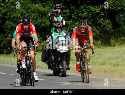 Jempy Drucker (LUX) BMC Racing Team, Jelle Wallays ( BEL) Lotto Soudal seguita dal moto della fotocamera. 2016 Ride prudenziali Londra Surrey Classic 3 Foto Stock