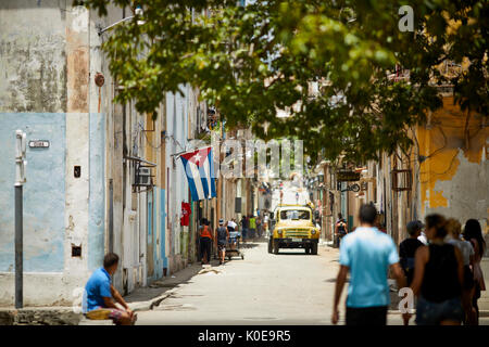 Cubano, Cuba, capitale, Havana tipica città vecchia strada stretta con il classico carrello Foto Stock