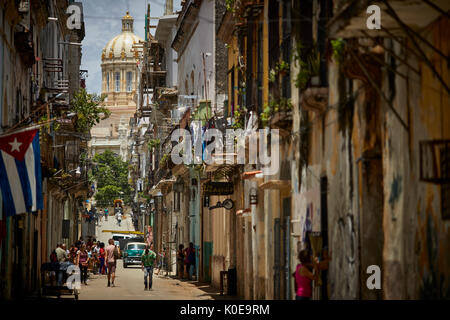 Cubano, Cuba, capitale, Capitolio o Capitol nazionale edificio tipico Avana vecchia strada stretta con il classico Carrello Chacón attraversando Cuba Street Foto Stock
