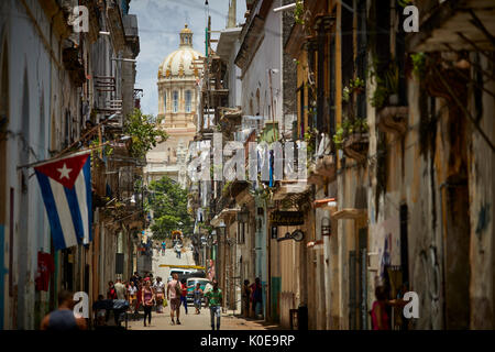 Cubano, Cuba, capitale, Capitolio o Capitol nazionale edificio tipico Avana vecchia strada stretta con il classico Carrello Chacón attraversando Cuba Street Foto Stock