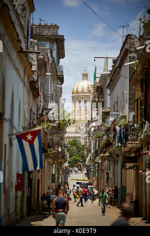 Cubano, Cuba, capitale, Capitolio o Capitol nazionale edificio tipico Avana vecchia strada stretta con il classico Carrello Chacón attraversando Cuba Street Foto Stock