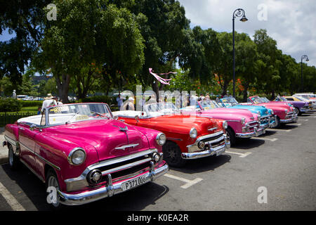 Cubano, Cuba, capitale, Havana classic American cars parcheggiato a Parque Luz Caballero su Cuba Tacon carpark Foto Stock