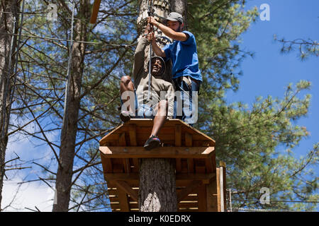 MEZIO, Portogallo - 22 luglio 2017: uomo avventuroso si prepara a una diapositiva in zip fodera attraverso la foresta. Luglio 22, 2017, Mezio, Portogallo. Foto Stock