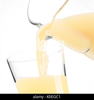 Versando rinfrescante di Apple o di succo di limone in un vetro sano concetto di bevande Foto Stock