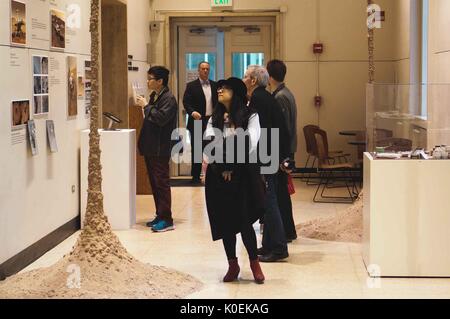 Gli studenti universitari e i membri della Johns Hopkins e mica europee esaminare gli oggetti sul display per l'apertura di ritorno sulla terra: la preparazione di un viaggio verso Marte, una mostra e una collaborazione tra il Maryland institute College of Art (mica) e Johns Hopkins University, che ha avuto luogo presso la galleria q in milton s. eisenhower libreria su homewood campus della Johns Hopkins University di Baltimora, Maryland. maggio, 2014. cortesia eric chen. Foto Stock