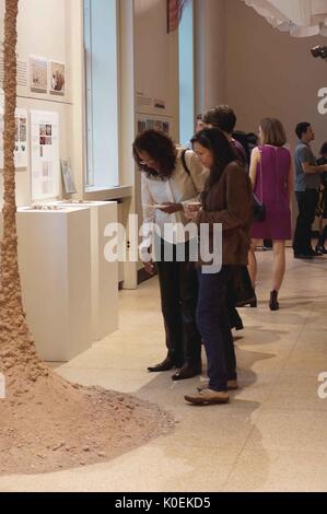 Gli studenti universitari e i membri della Johns Hopkins e mica europee esaminare gli oggetti sul display per l'apertura di ritorno sulla terra: la preparazione di un viaggio verso Marte, una mostra e una collaborazione tra il Maryland institute College of Art (mica) e Johns Hopkins University, che ha avuto luogo presso la galleria q in milton s. eisenhower libreria su homewood campus della Johns Hopkins University di Baltimora, Maryland. maggio, 2014. cortesia eric chen. Foto Stock