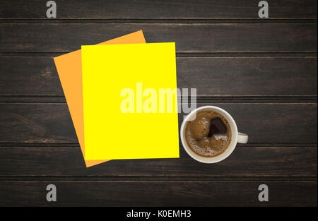 Vuoto di carta intestata e la tazza di caffè su vintage tavolo in legno sfondo. vuoto modello di branding. mock up per l identità del marchio per collocare il tuo design. Foto Stock