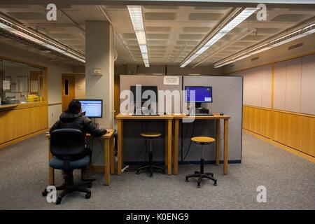 Studenti che lavorano nel centro AV di Milton S. Eisenhower Biblioteca della Johns Hopkins University, 1996. La cortesia Eric Chen. Foto Stock