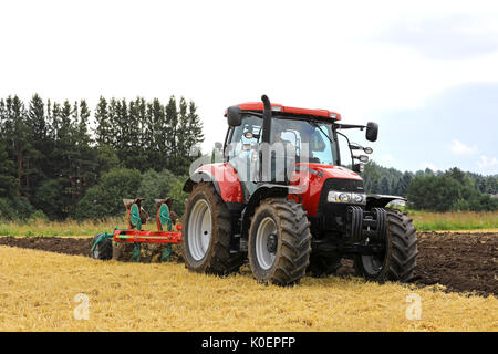 SALO, Finlandia - 18 agosto 2017: agricoltore lavora con Case IH Maxxum 130 il trattore CVX e Kverneland aratro sul campo di stoppie su Puontin Peltopaivat Agricult Foto Stock