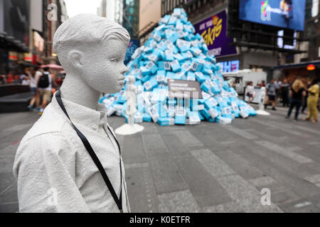 New York, Stati Uniti. Il 22 agosto, 2017. Un intervento artistico con diversi pacchetti di zucchero e due statue fatte di zucchero attira l' attenzione in Times Square a New York City il Martedì, il 22. L'azione avverte che 45,485 libbre di zucchero sono consumati ogni cinque minuti negli Stati Uniti. Credito: Brasile Photo Press/Alamy Live News Foto Stock