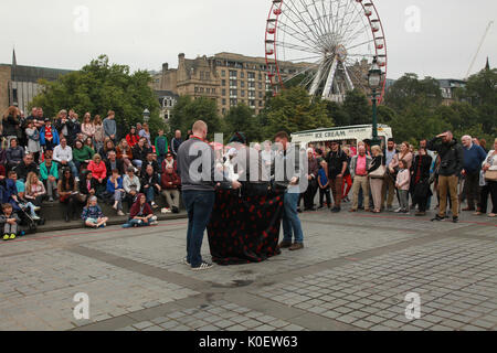 Edinburgh, Regno Unito. Il 22 agosto, 2017. Gli artisti di strada di eseguire al festival di credito: Gerard Noonan/Alamy Live News Foto Stock