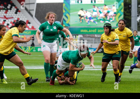 Belfast, Irlanda del Nord. Il 22 agosto 2017. Lindsay torba con la palla durante il loro quinto posto di semi-finale contro l'Australia a la donna della Coppa del Mondo di Rugby a Kingspan Stadium di Belfast. FT: Irlanda 24 - 36 Australia. Credito: Elsie Kibue / Alamy Live News Foto Stock