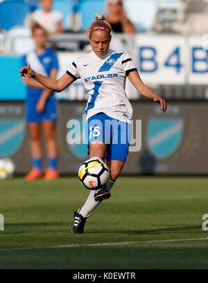 BUDAPEST, Ungheria - 22 agosto: Zsuzsanna Szabo di MTK Hungaria FC controlla la sfera durante il femminile UEFA Champions League match di qualificazione tra la MTK Hungaria FC e WFC Hajvalia a Nandor Hidegkuti Stadium il 22 agosto 2017 a Budapest, Ungheria. Foto Stock