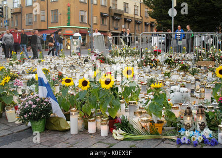 Turku, Finlandia. 22 Ago, 2017. La scena di Turku attacco di coltello in cui uno dei due omicidi ha avuto luogo il 18 agosto 2017. Quattro giorni dopo terrosristic rampage persone sono ancora portando fiori e candele memoriale per le vittime a Turku Piazza del Mercato Centrale. Credito: Jukka Palm/Alamy Live news. Foto Stock