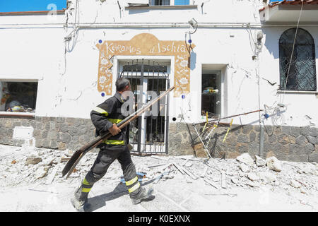 Terremoto in Ischia, 2 morti e distruzioni a Casamacciola. 2600 sfollati. Nella foto, distruzione e macerie. 22/08/2017, Ischia, Italia Foto Stock