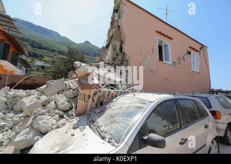 Terremoto in Ischia, 2 morti e distruzioni a Casamacciola. 2600 sfollati. Nella foto, distruzione e macerie. 22/08/2017, Ischia, Italia Foto Stock