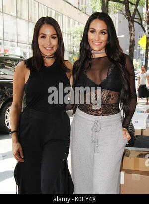 New York, Stati Uniti d'America. Il 22 agosto, 2017. Brie Bella e Nikki Bella a E! News: Daily Pop a parlare di nuovo in merito alla nuova stagione di totale Bella e la parola che Nikki ha firmato per essere su ABC Ballando con le stelle in New York 22 Agosto 2017.Credit:RW/MediaPunch Credito: MediaPunch Inc/Alamy Live News Foto Stock