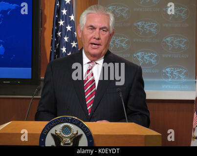 Washington, Stati Uniti d'America. Il 22 agosto, 2017. Stati Uniti Il segretario di Stato Rex Tillerson parla durante un briefing con la stampa a Washington, DC, Stati Uniti, 22 Agosto, 2017. Rex Tillerson martedì accolto 'Some livello di moderazione" ha mostrato dalla Repubblica Popolare Democratica di Corea con il suo programma nucleare, vedendo un possibile percorso per un futuro talk tra Washington e Pyongyang. Credito: Guo Yina/Xinhua/Alamy Live News Foto Stock